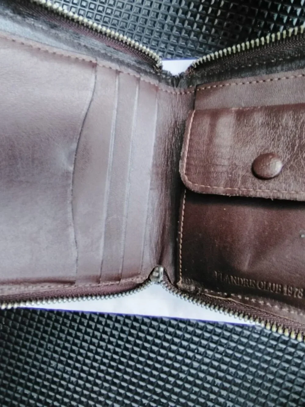 Vintage Flandre Club 1978 Brown Leather Zip Around Bifold Wallet w/ Coin Pocket - Picture 3 of 3